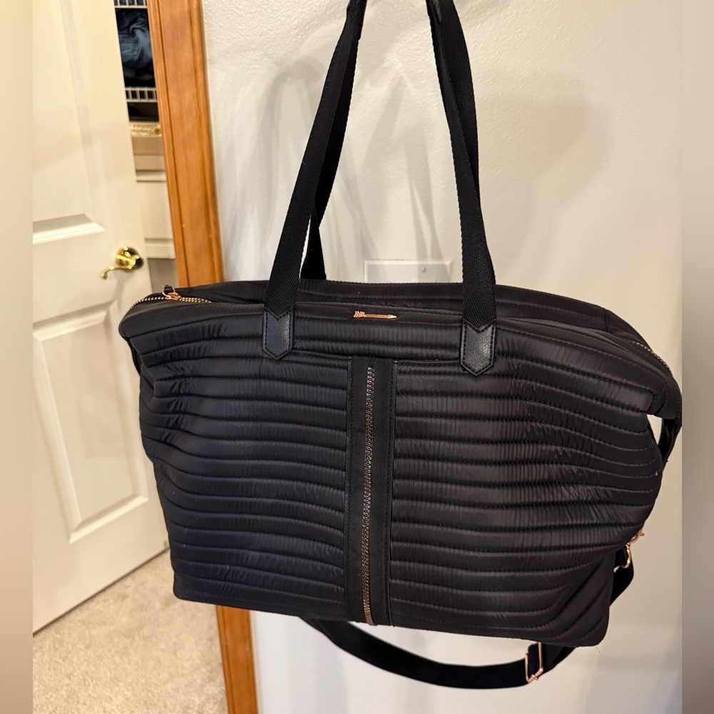 Stella and Dot Crush it travel bag - quilted and rose gold